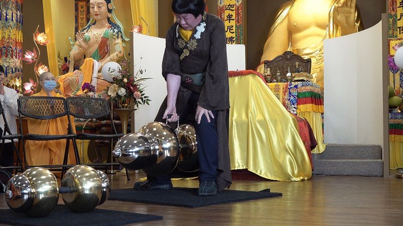 世界佛教教皇南無第三世多杰羌佛 單手勾提437.2磅金剛杵-图片1