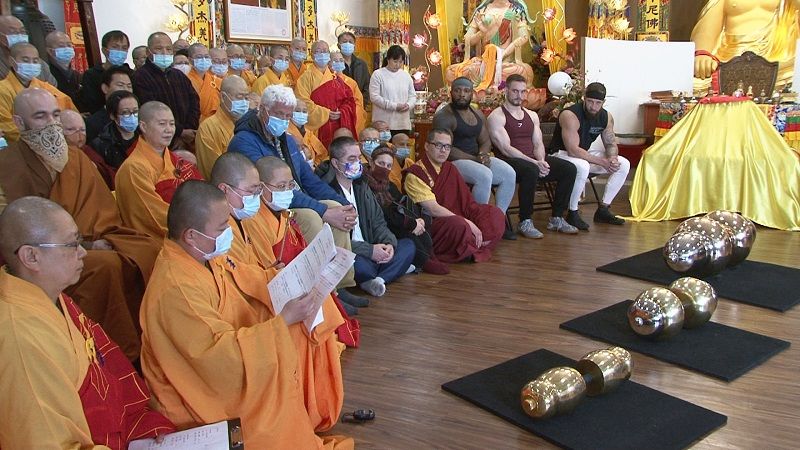 世界佛教教皇南無第三世多杰羌佛 單手勾提437.2磅金剛杵-图片3