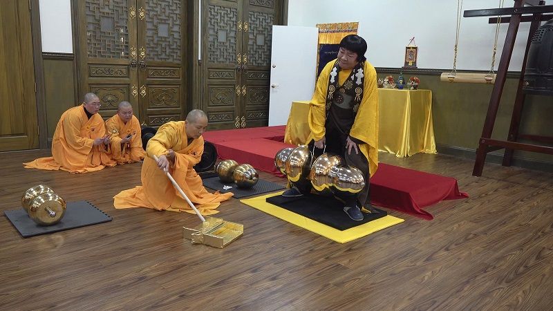 世界佛教教皇南無第三世多杰羌佛 單手勾提437.2磅金剛杵-图片2