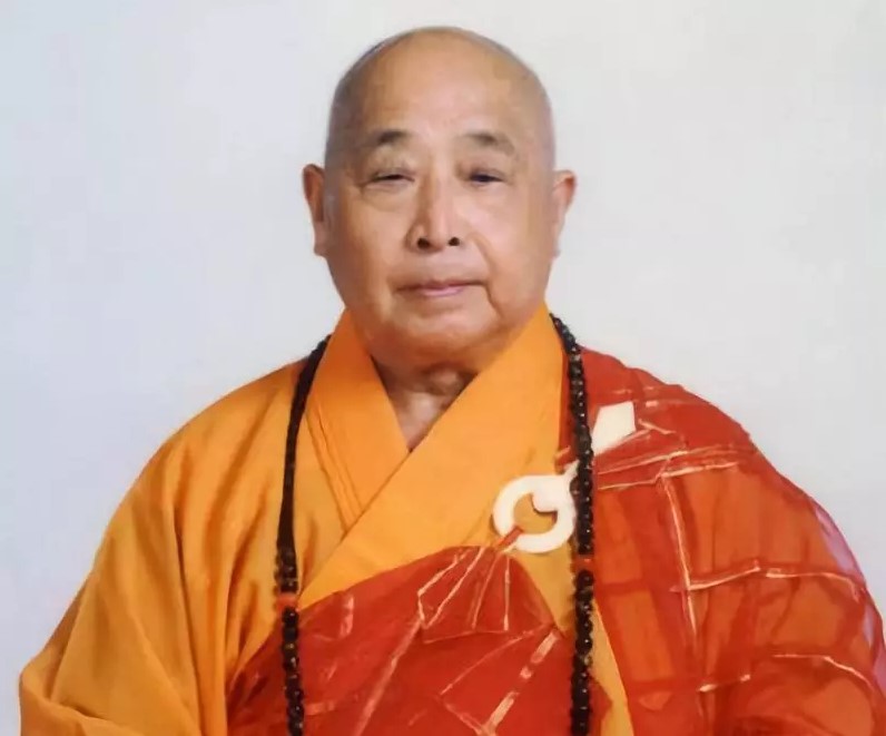 Venerable Elder Monk Wuming manifest his two-face and two-arm nirmanakaya form when H.H. Dorje Chang Buddha III invited the Buddhas to bestow amrit and gave him the empowerment initiation. That revealed that he is a holy monk and the incarnation of a Bodhisattva