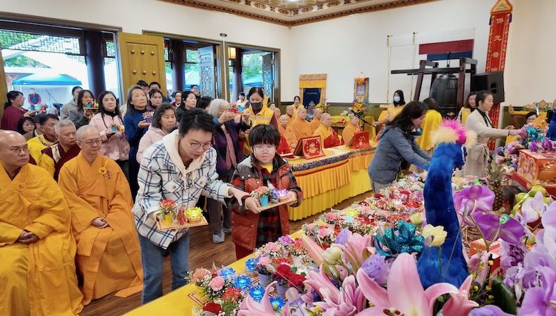 馬年新春點亮希望:世界佛教總部引領信眾點心燈