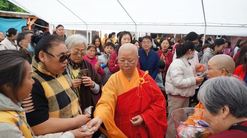 馬年新春點亮希望:世界佛教總部引領信眾點心燈