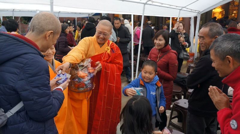 馬年新春點亮希望:世界佛教總部引領信眾點心燈