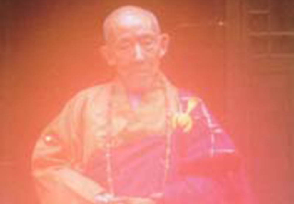 Venerable Dharma Teacher Guo Zhang is a famous and eminent monk in China. In his youth, the dharma teacher left the household life and became a monk on Mt. Emei, which is one the four famous mountains in China connected with Buddhism. In his middle age, he went to Kangding and formally acknowledged H.H. Dorje Chang Buddha III as his root vajra Master.