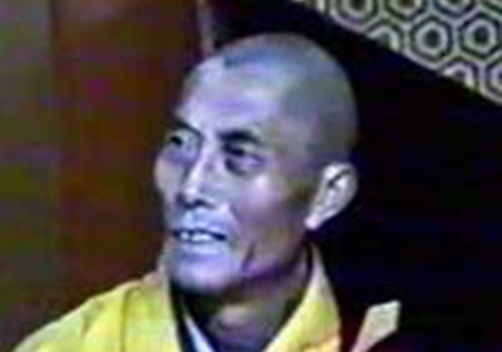 Dharma Teacher Yongding was a disciple of H.H. Dorje Chang Buddha III who His Holiness personally taught. His meritorious actions were outstanding, and his realization was extraordinary. He conducted himself as the ancient virtuous monks did. Dharma Teacher Yongding was a man of true cultivation and true realization. His good deeds and holy feats were countless, and his dharma powers were amazing. He was a widely praised individual who could communicate with the heavenly realm and the hell realm. In his youth before he became a monk, his native town experienced a great drought not seen in one hundred years.