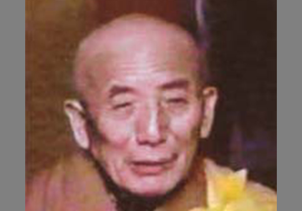 Venerable Dharma Teacher Tonghui (1922-2013) is the Abbot of the Longju Temple made famous by Jiangxi Mazu. He is a close disciple of H.H. Dorje Chang Buddha III's from whom he learned and practiced dharma. He was also called Elder Monk Tonghui. He had transcended the ordinary and entered the state of holiness a long time ago. His status is that of a holy monk.